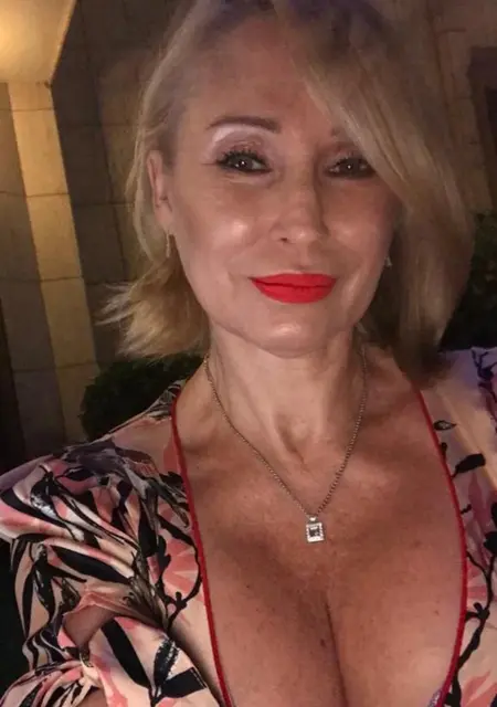 Я Alena, 47, из Москвы, ищу знакомства на одну ночь