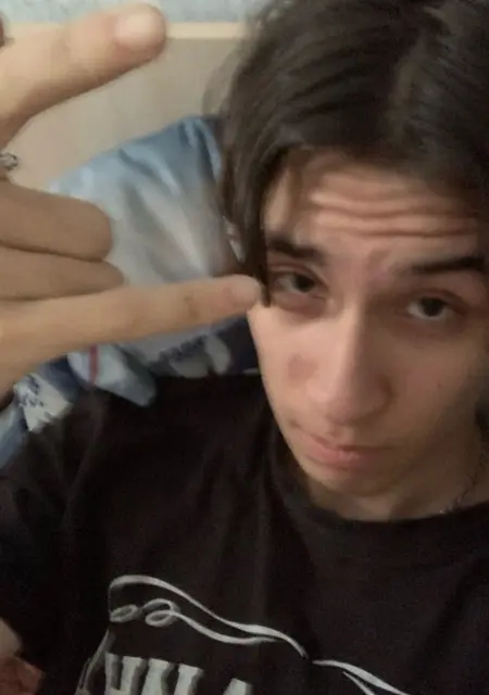 Я Коля, 18, из Углегорска, ищу знакомства на одну ночь