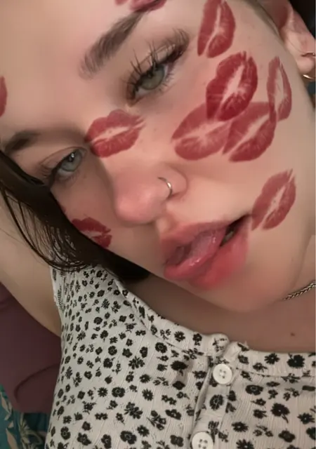 Я Анюта, 18, из Тулы, ищу знакомство для общения